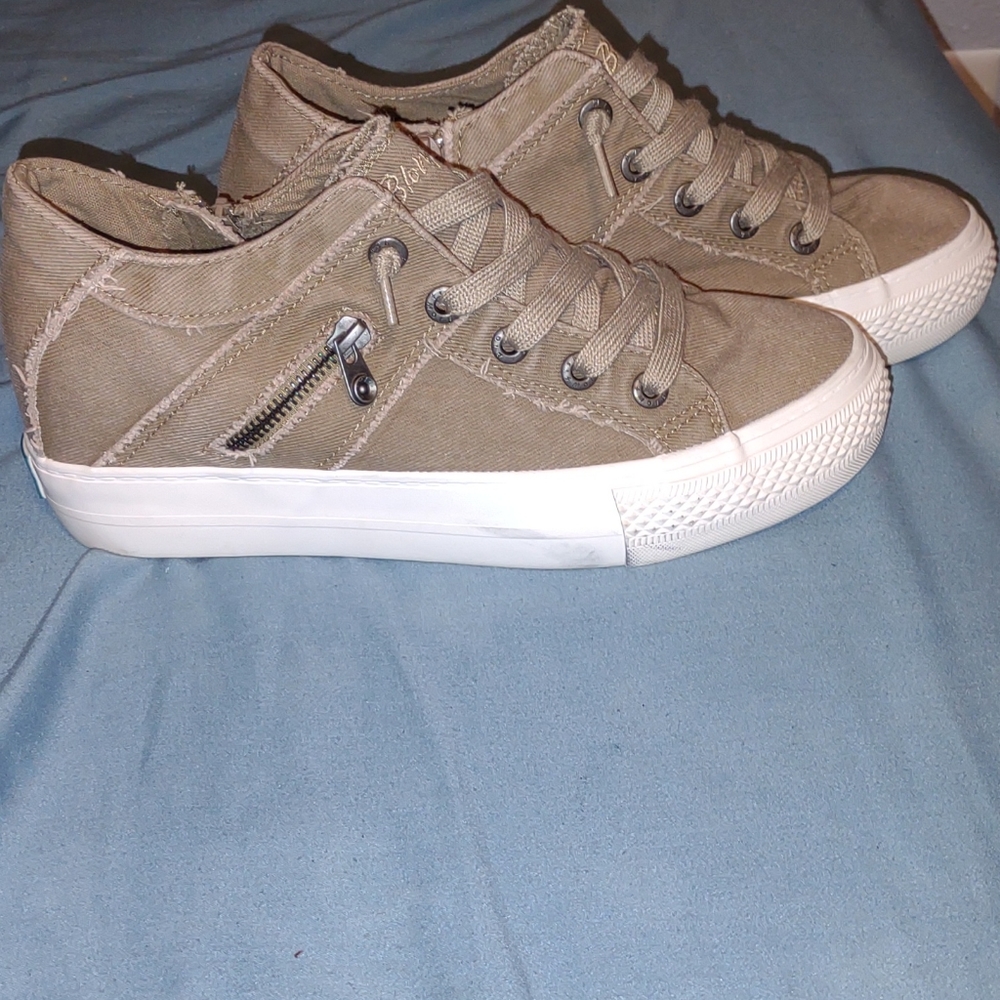 Blowfish womens size 11 tan wedge sneakers.
